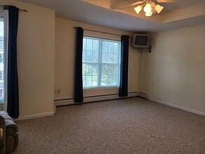 8 Melissa Way in Laconia, NH - Foto de edificio - Building Photo