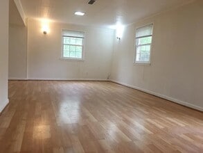 9132 Braeburn Dr in Annandale, VA - Foto de edificio - Building Photo