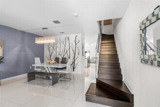 9385 W 33rd Way in Hialeah, FL - Foto de edificio - Building Photo