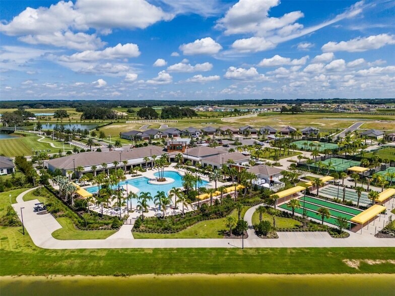 31565 Cannon Rush Dr in San Antonio, FL - Foto de edificio