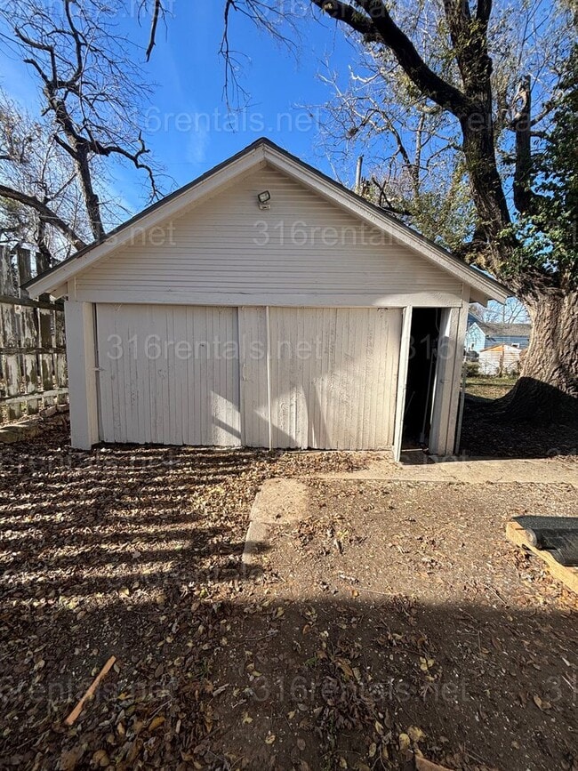 property at 521 N Summit St