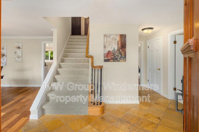 7405 92nd Pl SE in Mercer Island, WA - Foto de edificio - Building Photo