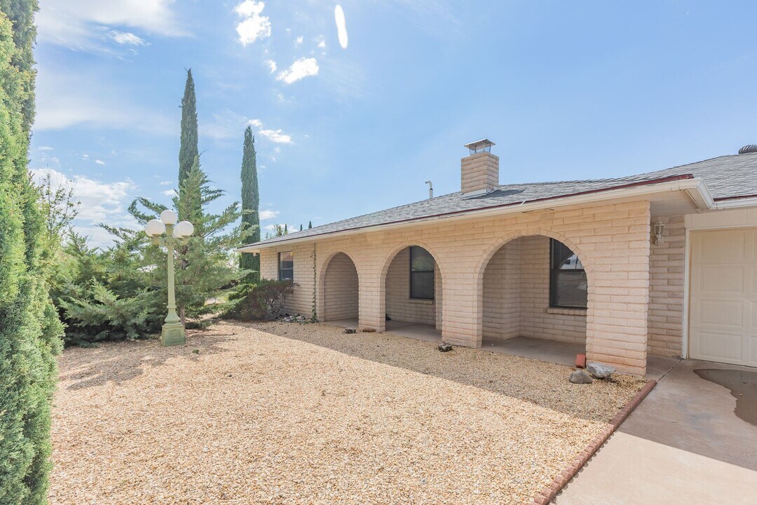 401 Sundown Ave in Alamogordo, NM - Building Photo