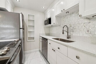 2302 S Manhattan Ave in Tampa, FL - Foto de edificio - Building Photo