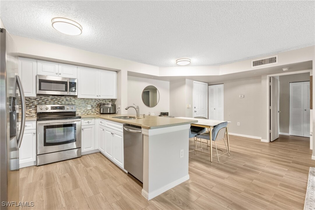 1150 Wildwood Lakes Blvd in Naples, FL - Building Photo