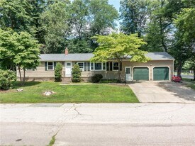 7 Jay Dr in North Kingstown, RI - Building Photo