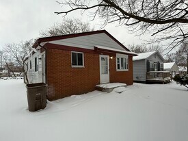 596 Bloomfield Ave in Pontiac, MI - Building Photo