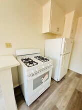 1049 N Mariposa Ave in Los Angeles, CA - Foto de edificio - Building Photo