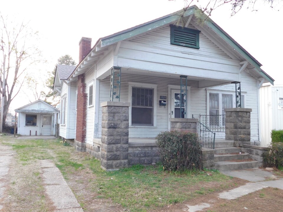 1525 N Greenwood Ave in Fort Smith, AR - Foto de edificio