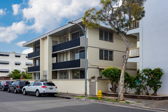 Diamond Head Condominiums at Pualei Cir in Honolulu, HI - Building Photo - Building Photo