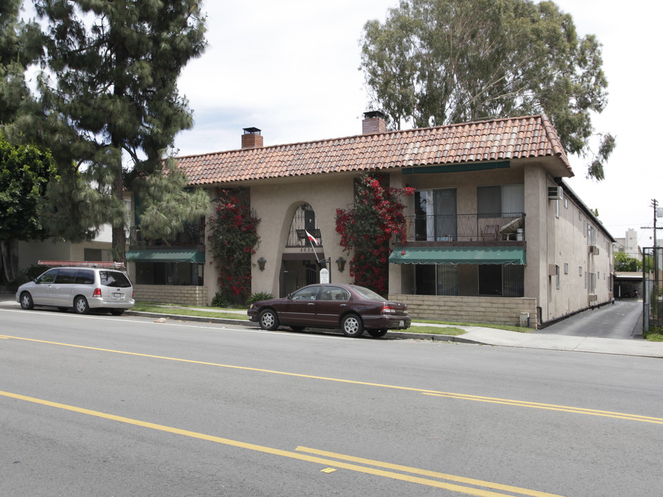 5030 Tujunga Ave in North Hollywood, CA - Building Photo