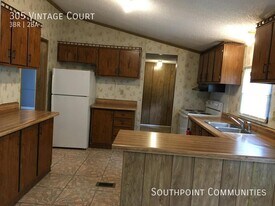 305 Vintage Ct in Greenwood, SC - Building Photo
