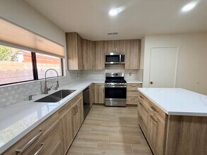 1496 E Luna Way in Palm Springs, CA - Building Photo - Building Photo