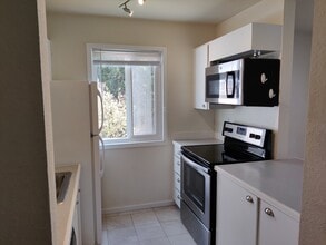 12429 NE 130th Ct, Unit G206 in Kirkland, WA - Foto de edificio - Building Photo