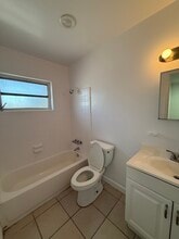 Pirita Properties Apartments in Wilton Manors, FL - Foto de edificio - Building Photo