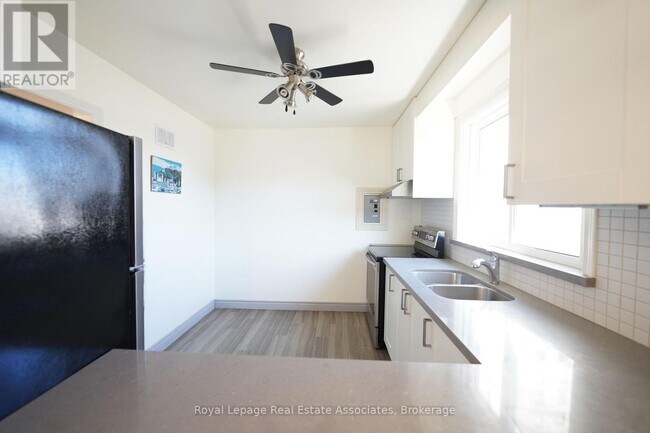 9 Mississauga Rd N in Mississauga, ON - Building Photo - Building Photo