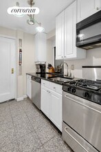 142 E 49th St in New York, NY - Building Photo - Building Photo