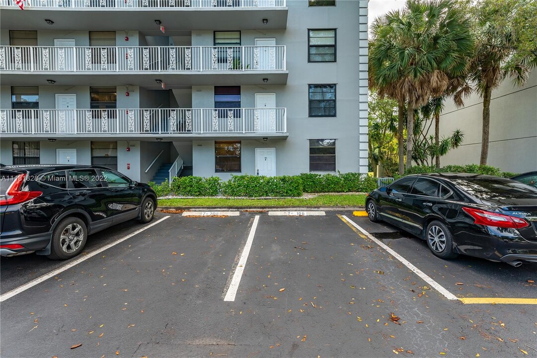 1514 Whitehall Dr-Unit -106 in Davie, FL - Building Photo