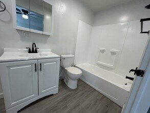 951 N Redwood Rd, Unit #4 in Salt Lake City, UT - Foto de edificio - Building Photo