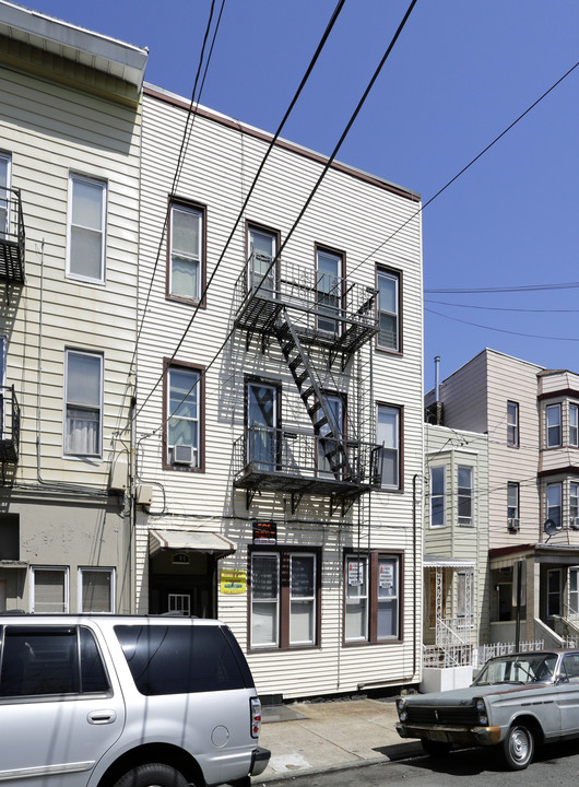 604 11th St in Union City, NJ - Building Photo