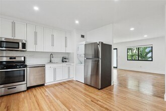 8020 Crespi Blvd in Miami Beach, FL - Building Photo - Building Photo