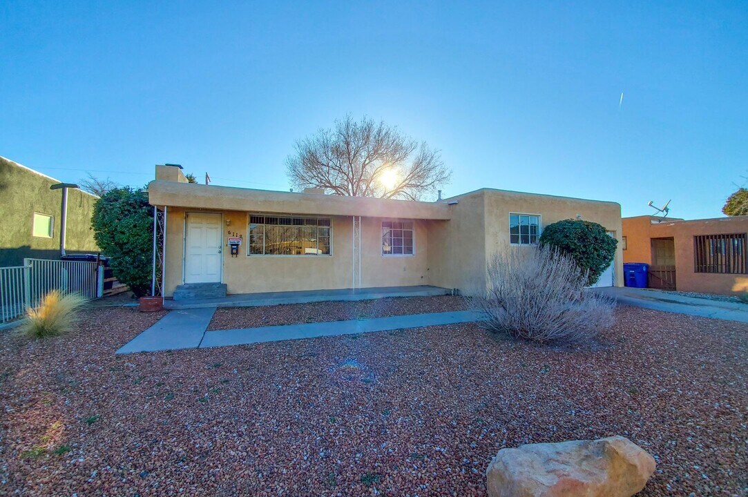6112 Zimmerman Ave NE in Albuquerque, NM - Building Photo