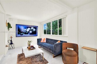 6400 SW 62nd Ct in South Miami, FL - Building Photo - Building Photo