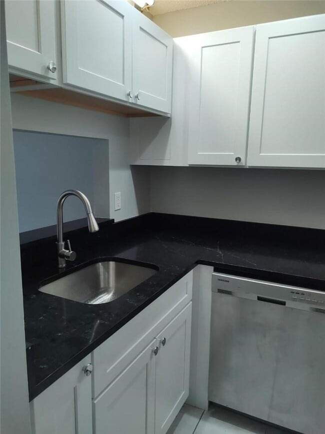 1022 Twin Lakes Dr, Unit 1022 in Coral Springs, FL - Foto de edificio - Building Photo