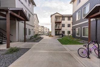 Woodburn Place Apartment Homes in Woodburn, OR - Foto de edificio - Building Photo