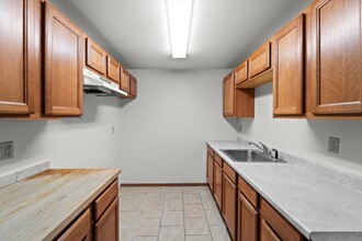 Country Lane Apartments in Sunnyside, WA - Building Photo - Interior Photo