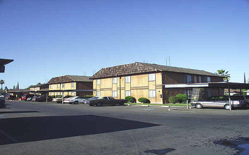 Lakeland Apartments in Madera, CA - Foto de edificio - Building Photo