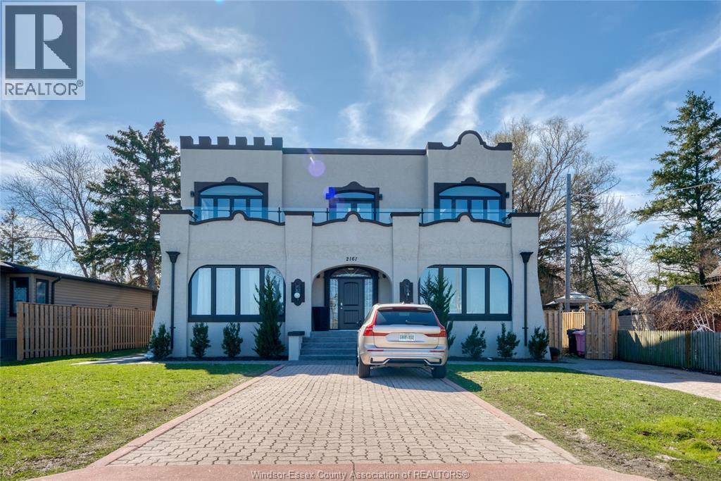2161 Riverside Dr W in Windsor, ON - Foto de edificio
