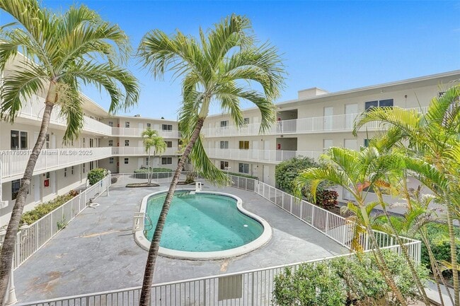 1895 Venice Park Dr in Miami, FL - Building Photo - Building Photo