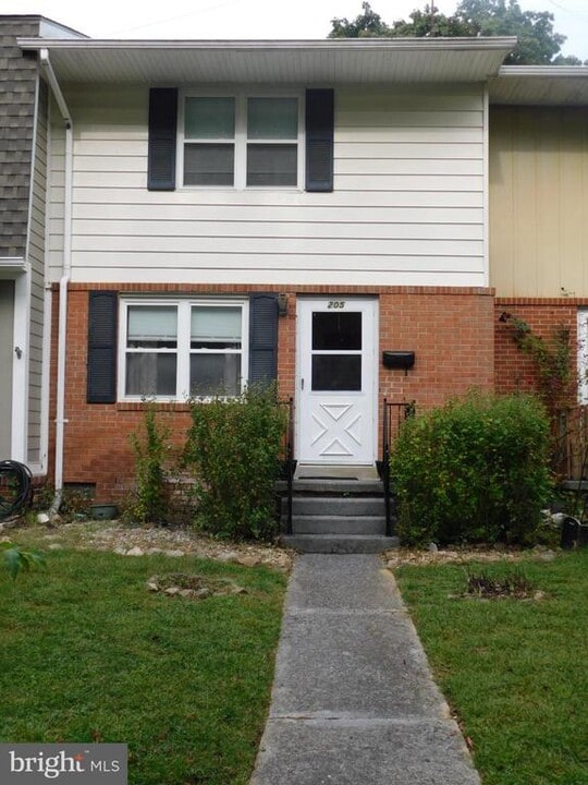 205 Moore Dr in Berryville, VA - Building Photo