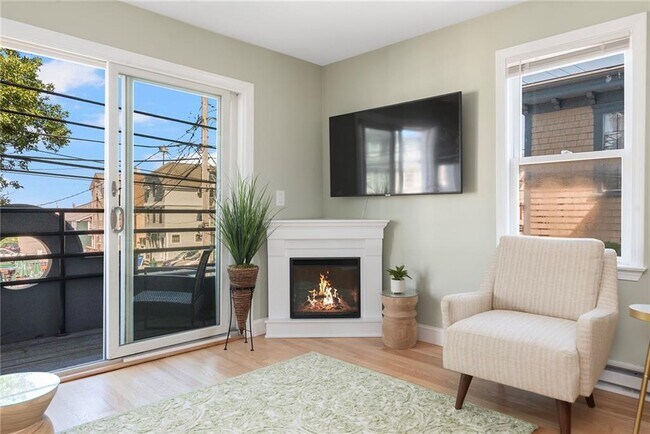 492 Thames St in Newport, RI - Foto de edificio - Building Photo