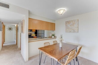 Americana Lakewood Apartments in Lakewood, CO - Building Photo - Building Photo