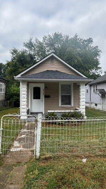 3754 Kahlert Ave in Louisville, KY - Foto de edificio