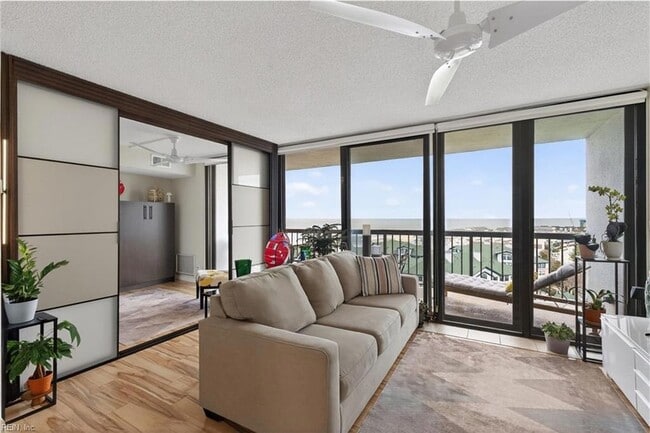 3288 Page Ave, Unit 1103 in Virginia Beach, VA - Building Photo - Building Photo