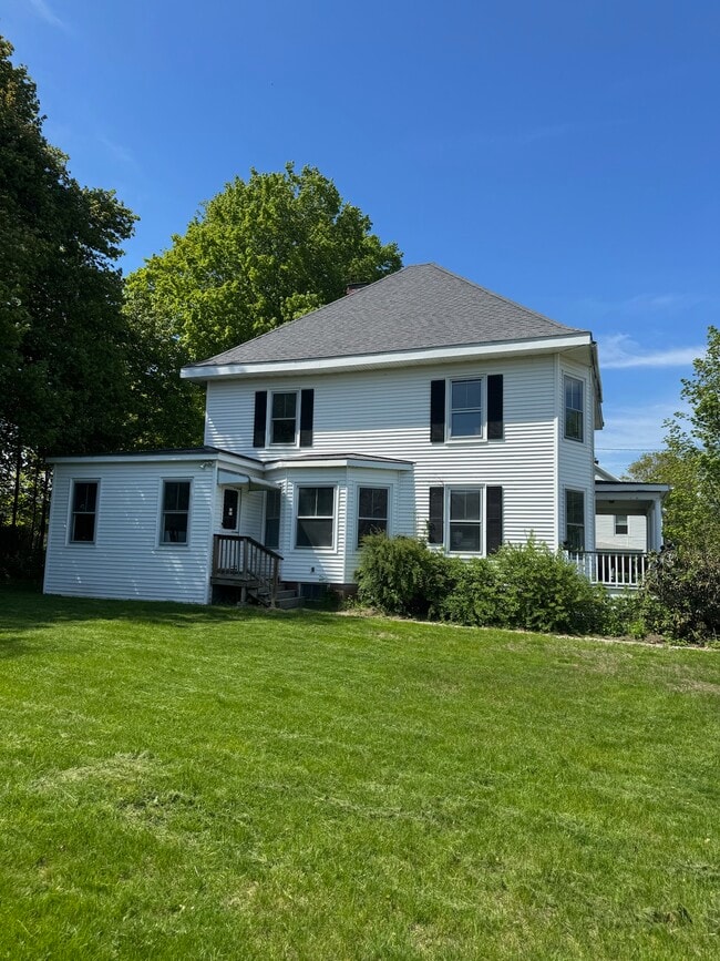 712 Gray Rd in Gorham, ME - Foto de edificio - Building Photo