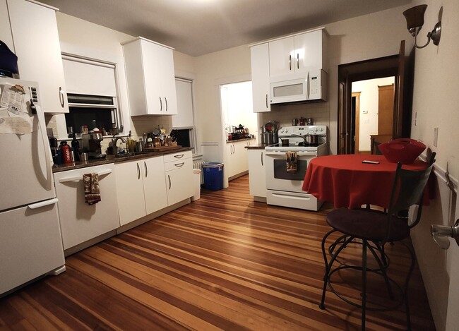 836 Fellsway, Unit 1 in Medford, MA - Building Photo - Building Photo