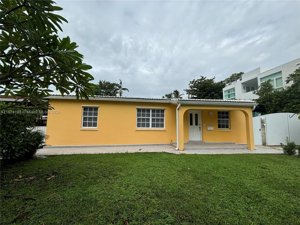 250 Fernwood Rd in Key Biscayne, FL - Building Photo
