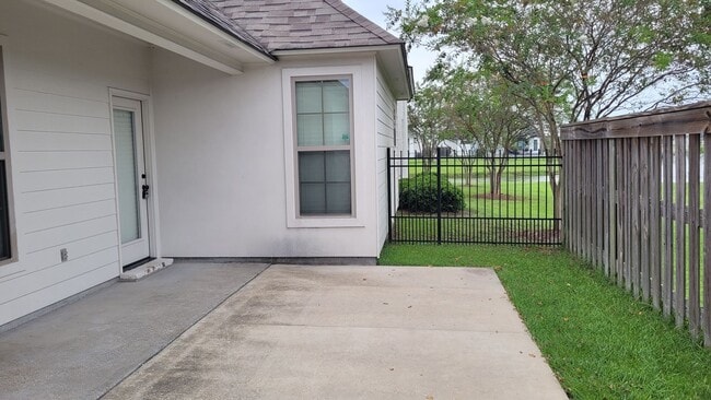 property at 2713 Lago Ln