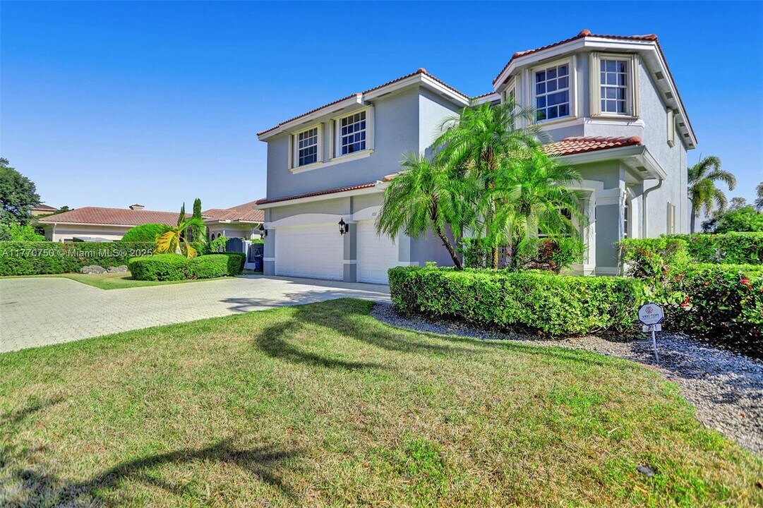 721 Ranch Rd. in Weston, FL - Building Photo