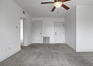 100 Grandview Ct in Iowa City, IA - Building Photo - Building Photo