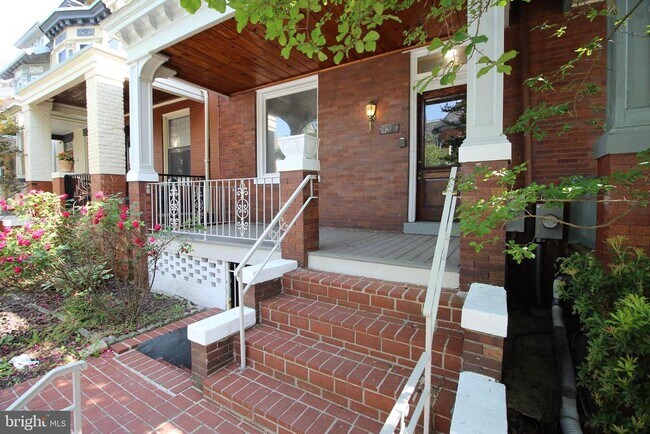 property at 138 Randolph Pl NW