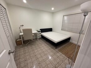 703 SW 100th Court Cir, Unit Bedroom A in Miami, FL - Building Photo - Building Photo