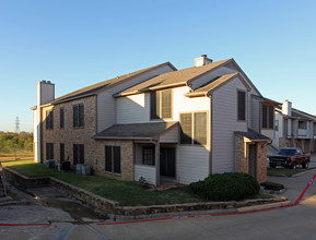 Broadmoor Villas in Irving, TX - Building Photo - Building Photo