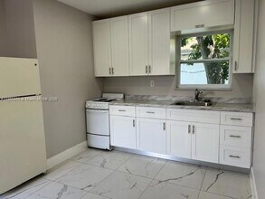 922 NW 2nd St, Unit 4 in Miami, FL - Building Photo - Building Photo