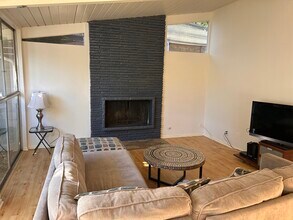 22839 Epsilon St in Woodland Hills, CA - Foto de edificio - Building Photo