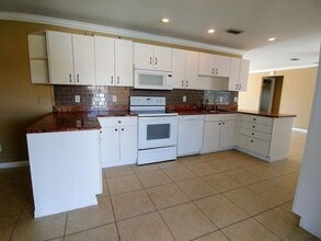 925 SE Albatross Ave in Port St. Lucie, FL - Building Photo - Building Photo